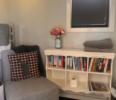 Staveley House | Adorable studio cottage with mountain views