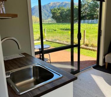 Staveley House | Adorable studio cottage with mountain views
