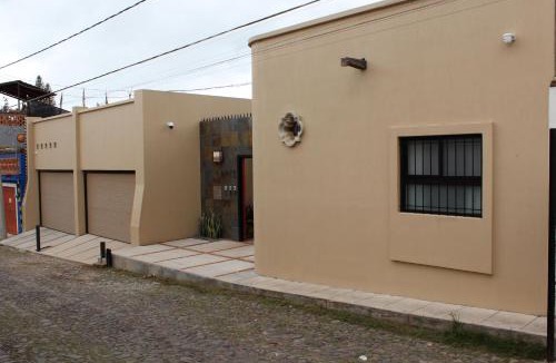 San Antonio Tlayacapan House | Ajijic Modern 1 Bedroom Home -Walk To Everything -Patio -Gym -Pickleball Court