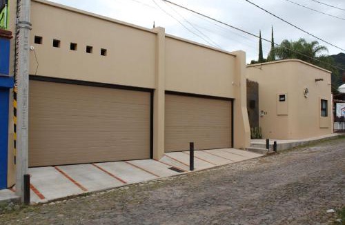 San Antonio Tlayacapan House | Ajijic Modern 1 Bedroom Home -Walk To Everything -Patio -Gym -Pickleball Court