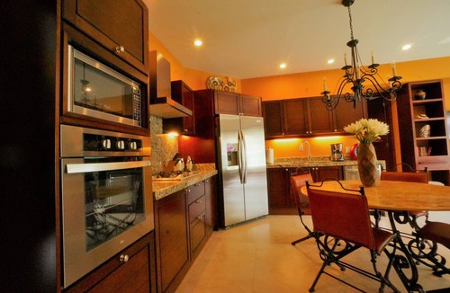 Romantic Zone Condo | AMAZING 5* 1BR 2BA 5min to Beach FAB rooftop pool & jacuzzi by restaurant row.