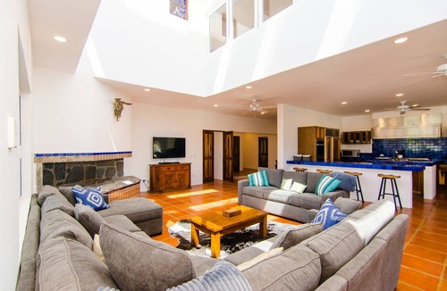 Campo de Golf Fonatur House | Amazing 6,000 sqft house sleeps 10, walk to Beach, Shops and Restaurants