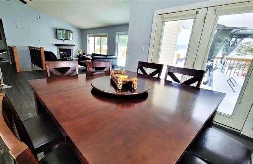 Haliburton House | Amazing Lakefront cottage on Paradise Lake