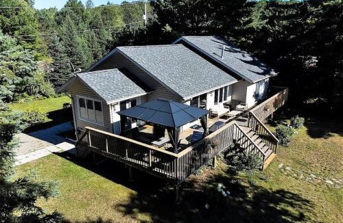 Haliburton House | Amazing Lakefront cottage on Paradise Lake