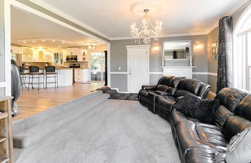 Woodburn House | An Entertainment Oasis! Off the I5,Woodburn Outlet Mall & minutes from Safeway.