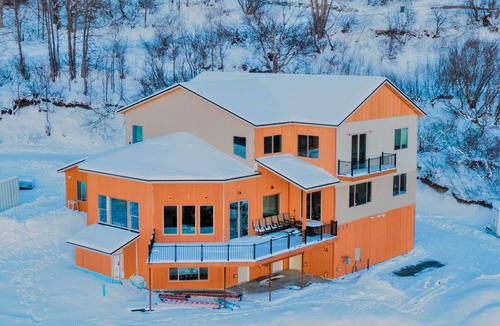 Hillside East Apartment | Anchorage Getaway w/Mtn Views < 5 Mi to Zoo!