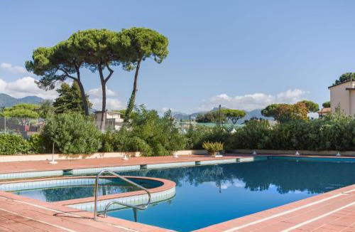 Cinquale Apartment | Apartment Appartamento Residence Henderson by Interhome