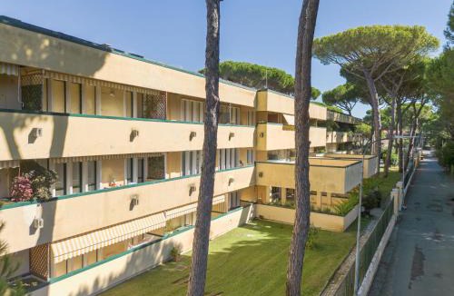Cinquale Apartment | Apartment Appartamento Residence Henderson by Interhome