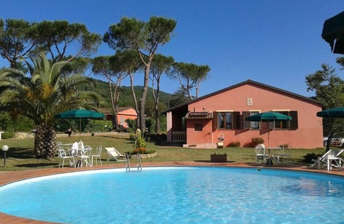 Suvereto Apartment | Apartment 'Cabernet' with Shared Pool, Private Terrace and Shared Garden