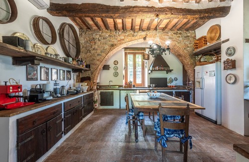 Murlo Apartment | Apartment 'Casa Gialla A Murlo' with Shared Pool, Wi-Fi and Air Conditioning