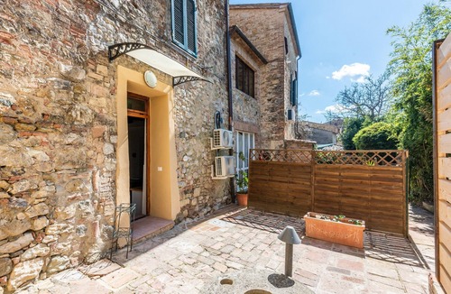 Vescovado Apartment | Apartment 'Edera - Antiche Dimore' with Shared Pool, Wi-Fi and Air Conditioning