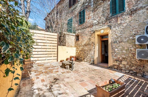 Vescovado Apartment | Apartment 'Edera - Antiche Dimore' with Shared Pool, Wi-Fi and Air Conditioning