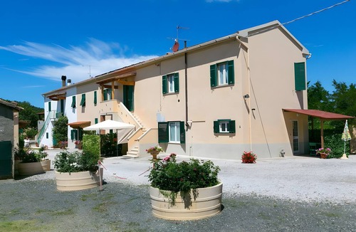 Castellina Marittima Apartment | Apartment 'Agriturismo Case Nuove - Geranio' with Shared Pool, Wi-Fi and Air Conditioning