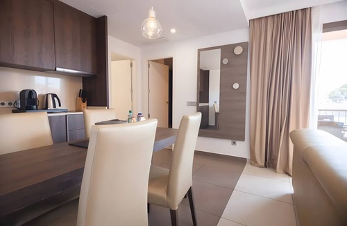 Cala Agulla Apartment | Apartment 'Suite 2' in a Hotel with Shared Pool, Wi-Fi and Air Conditioning