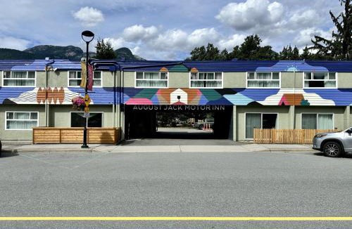 Downtown Squamish Hotel | August Jack Inn