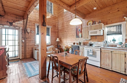 Fredericksburg Cabin | Authentic log cabin - Short drive to Fredericksburg - Hill Country Views