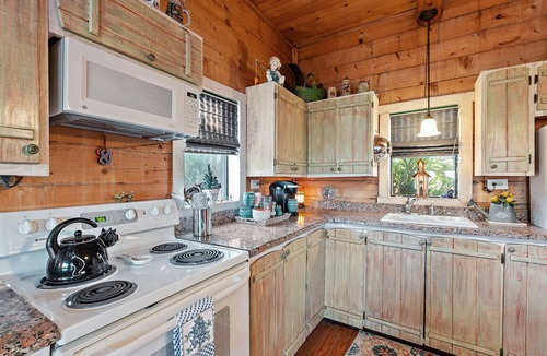 Fredericksburg Cabin | Authentic log cabin - Short drive to Fredericksburg - Hill Country Views
