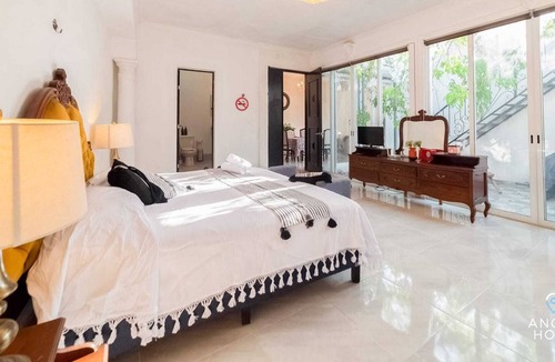Zona Paseo Montejo Apartment | Authentic Mérida a Block from Montejo, Fast Wi-FI