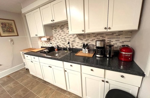 The Hill Apartment | B1-2 Walk to YALE Hospital -All Rooms with AC