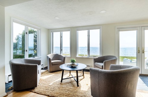 Mayo House | Bayfront Escape in Edgewater with Deck, Balcony, and Walk to Beach