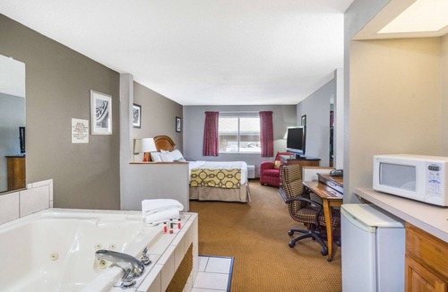 Piqua Hotel | Baymont by Wyndham Piqua