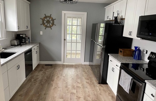 Colonial Beach House | Bayview Breeze w/screened porch