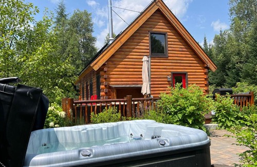 Bretton Woods Villa | BC Log cabin with private beach river fire pit AC wifi onsite trails ski slope views