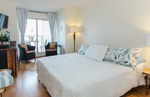 Yellow Point Condo | Beach Bliss oceanfront king studio! Balcony, stunning view, pool, dock & hot tub