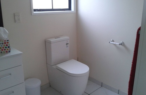 One Tree Point Apartment | Beach Studio with King size bed, a bathroom and kitchen, off street parking
