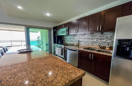 Zona Dorada Condo | Beachfront Condo-Indulged Relaxation