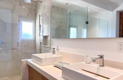 South Shore Hotel Area Apartment | Beachfront Condo in Exclusive Zone