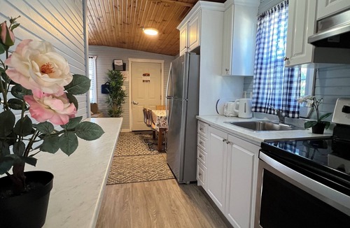 Wasaga Beach Cottage | BEACHFRONT COTTAGE IN WASAGA BEACH - SANDPIPER BEACH RESORT - COTTAGE # 6