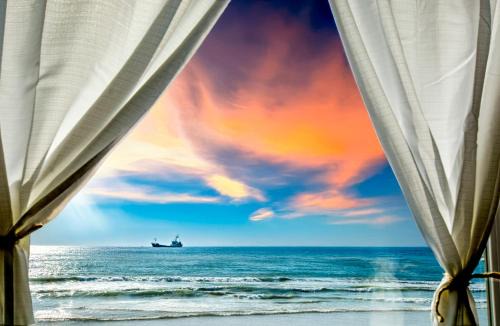 Costa Apartment | BEACHFRONT Escape - Cozy Studio