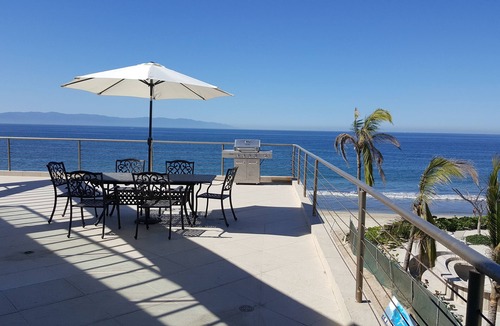 Flamingos Condo | !BEACHFRONT! ON THE BEACH !