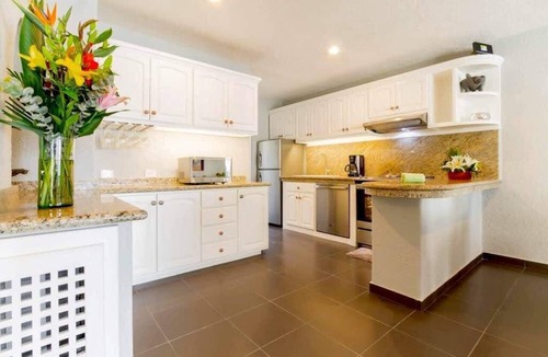 Centro Condo | Beachfront Patio on Sand, Pool & Ocean Views