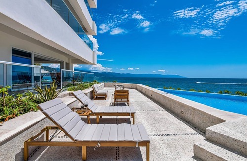 Las Glorias Apartment | Beachfront, Private Pool, Theatre Room, Views!