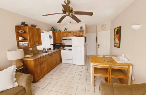 Zona Hotelera Condo | Beachfront Retreat with Convenient Access to Shops, Dining, and More