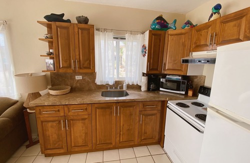 Zona Hotelera Condo | Beachfront Retreat with Convenient Access to Shops, Dining, and More
