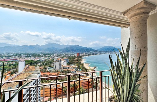 South Hotel Zone Condo | Beachfront Resort Condo w/Wraparound Balcony!