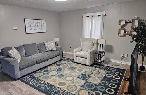 Williamstown House | Beautiful 2-bedroom house in charming Williamstown. Miles from The Ark Encounter