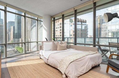 Bay Cloverhill Apartment | Beautiful 2BR 2BA w 4 Beds Near Yorkville Bloor