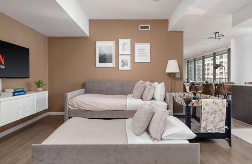 Bay Cloverhill Apartment | Beautiful 2BR 2BA w 4 Beds Near Yorkville Bloor