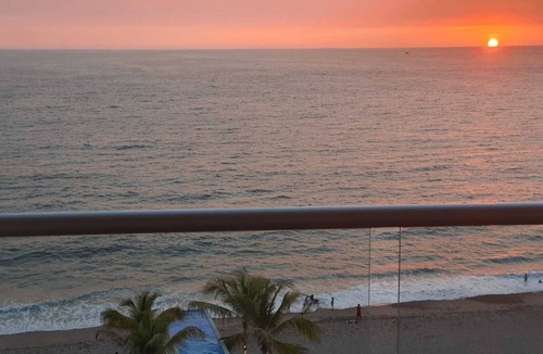Las Glorias Apartment | Beautiful Beachfront Apartment