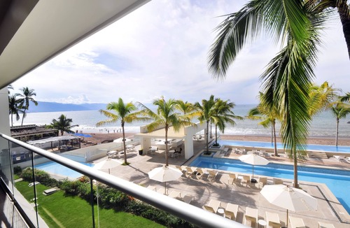 Las Glorias Apartment | BEAUTIFUL BEACHFRONT CONDO WITH POOL