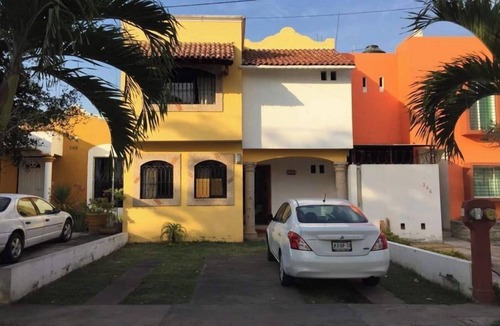 Villa de Alvarez House | Beautiful Colimense House with Pool