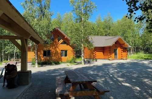 Wasilla Cabin | Beautiful Comfy Alaskan Log Home 1