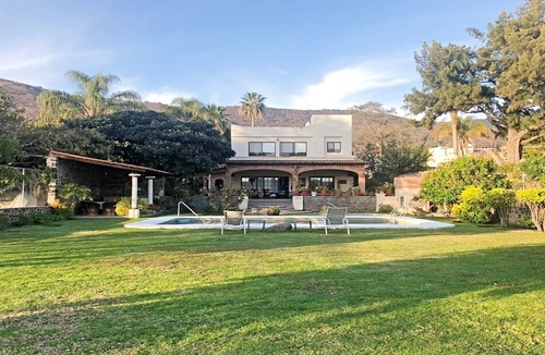 Jocotepec Villa | Beautiful house in Chapala with an incredible garden with pool