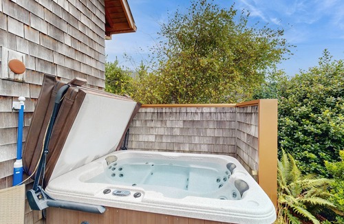 Rockaway Beach House | Beautiful lake-view home with hot tub, kayaks, & bike- two blocks to beach
