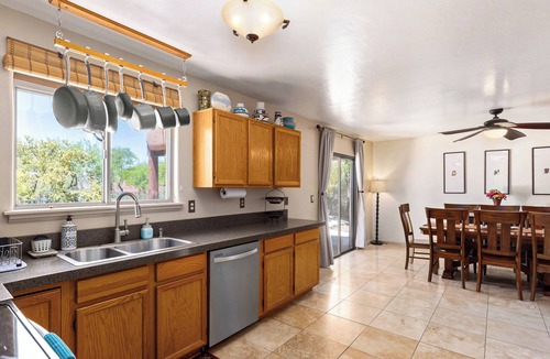 Casas Adobes House | Beautiful Santa Fe Home, Golfer's & Hiker's paradise, 20 minute drive from UofA.
