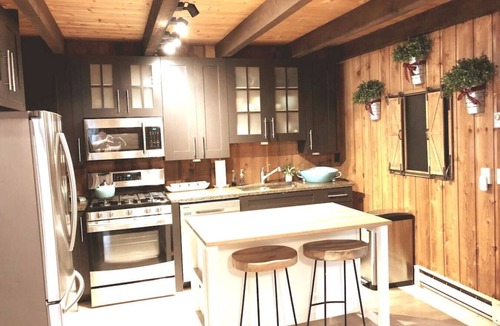 Wilmington Ski Chalet | Beautiful- Ski/Golf home, Hot tub, mins to MTN